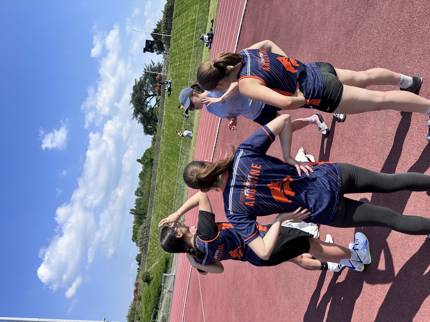 Justine Bouet, entraîneuse à l'Entente Angevine Athlétisme, sur la piste